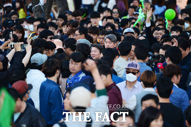 안철수 국민의당 대선후보가 7일 오후 서울 마포구 홍대입구 걷고 싶은 거리에서 시민들에게 둘러싸여 뚜벅이 유세를 이어가고 있다. /홍대=배정한 기자