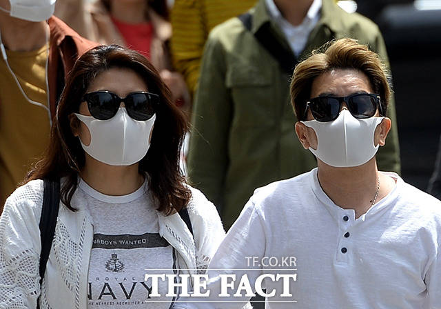 7일, 몽골과 중국에서 온 황사의 영향으로 미세먼지 농도도 매우 나쁨 수준을 보일 것으로 전망됐다. 미세먼지 경보와 주의보가 내려진 6일 오후 서울 서초구 강남역 인근에는 많은 시민이 미세먼지로 인해 마스크를 쓴 채 길을 지나고 있다./임세준 기자