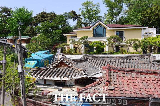 지난 6일 오후 서울 서초구 내곡동 박근혜 전 대통령의 새 자택에서 인부들이 이삿짐을 옮기며 이사를 하고 있다. /남용희 기자
