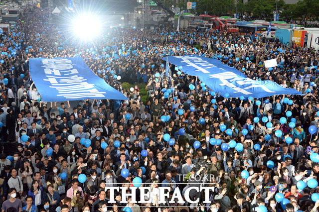 문재인 후보의 마지막 유세에는 5만 명의 시민이 광화문 광장을 찾았다. /남윤호 기자