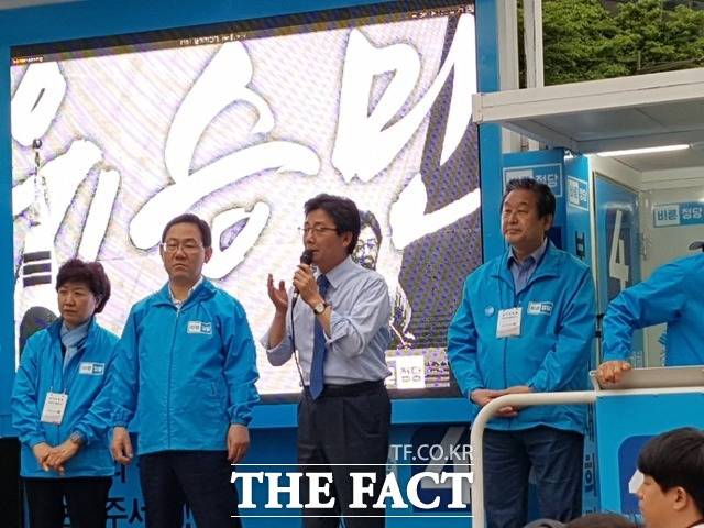 유승민 바른정당 대선후보가 8일 오후 서울 광화문 인근 청계광장에서 지지를 호소하고 있다. /광화문=변동진 기자