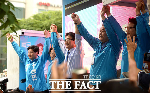 유승민 바른정당 대선후보와 지상욱 의원(왼쪽부터), 이혜훈 의원, 김무성, 정병국 공동선대위원장는 8일 오후 서울 노량진역 인근에서 유세를 했다. /임세준 기자