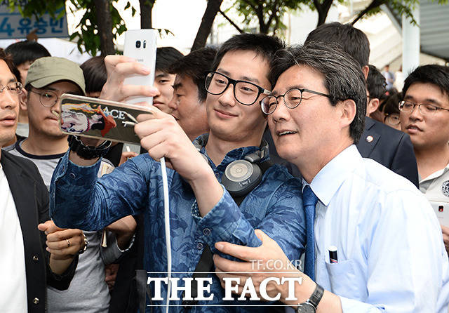 유승민 바른정당 대선후보가 8일 오후 서울 노량진역 인근에서 한 시민과 기념촬영을 하고 있다. /임세준 기자