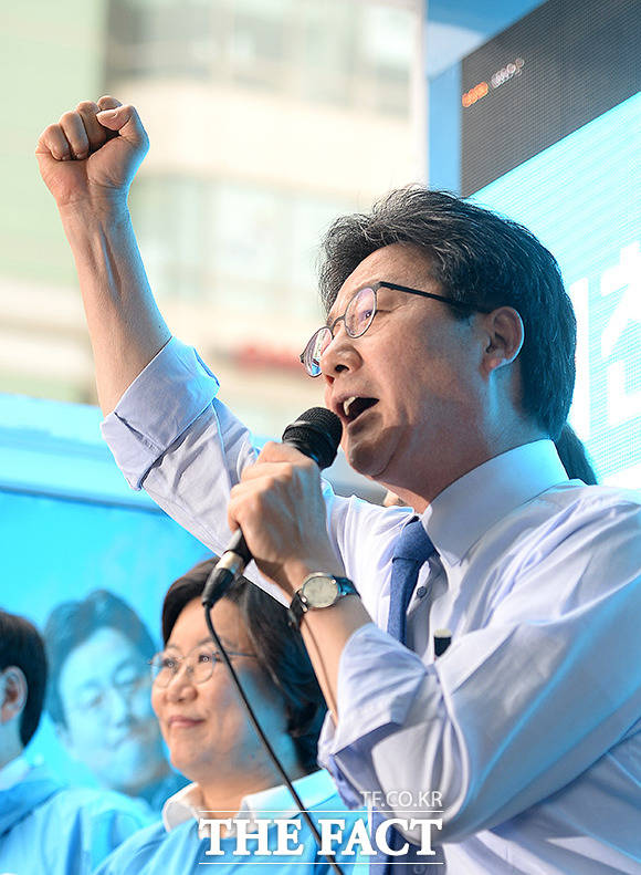 유승민 바른정당 대선후보는 8일 오후 유세에서 고위권력에 할 말을 할 수 있는 용기는 어디서 나오냐 질문에 신념 때문이라고 답했다. /임세준 기자