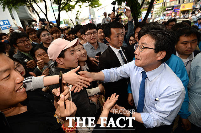 유승민 바른정당 대선후보가 8일 오후 서울 노량진역 인근에서 시민들을 향해 지지를 호소하고 있다. /임세준 기자