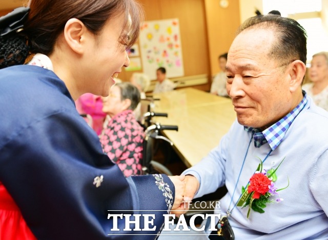 어버이날을 맞아 유통 업계가 대목 잡기에 나섰다. 각 업체는 다양한 할인 행사와 상품을 준비해 소비자들을 끌어 모은다는 계획이다. /더팩트DB