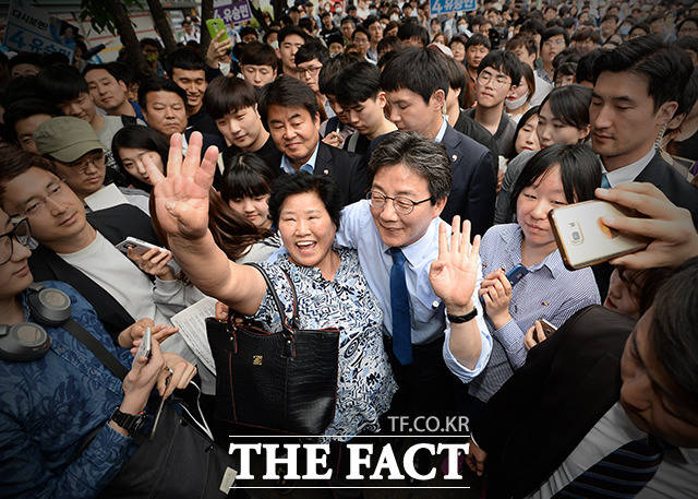 유승민 바른정당 대선후보가 8일 오후 서울 노량진역 인근에서 시민들을 향해 지지를 호소하고 있다. /노량진=임세준 기자