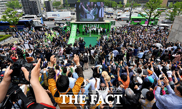 안철수 국민의당 대선후보가 서울 광화문 세종문화회관 앞에서 지지 유세를 하는 가운데 시민들이 환호하고 있다. /광화문=이덕인 기자