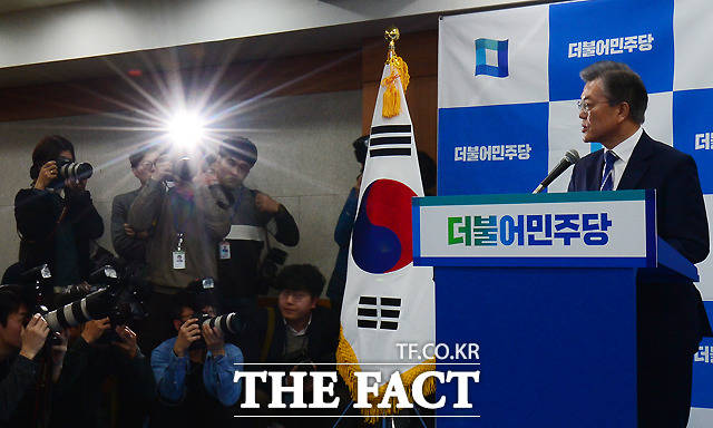 문재인 후보는 박근혜 전 대통령 탄핵이후인 3월 12일 기자회견을 열고 새로운 시작이 될 것이라며 정권교체를 약속했다.