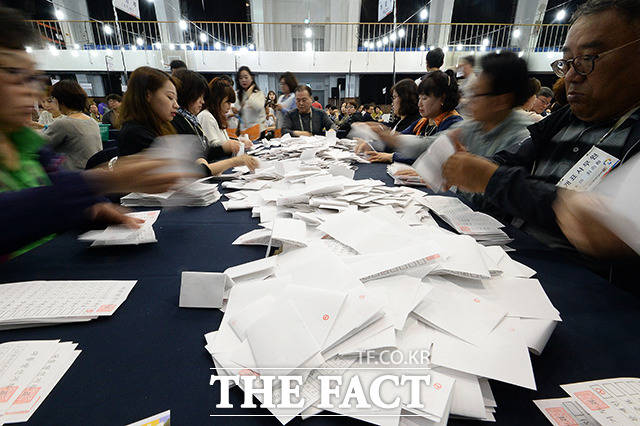 9일 오후 8시 제19대 대통령 선거 투표가 마감된 가운데 광주가 82.0%가 투표에 참여해 전국 가장 높은 투표율을 기록했다. /임세준 기자