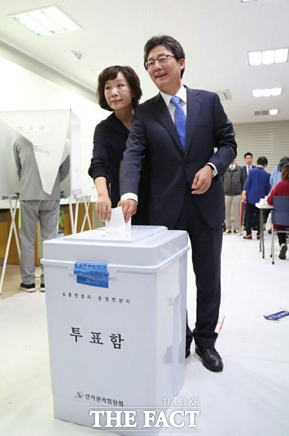 유승민 바른정당 후보가 19일 오전 부인 오선혜 씨와 함께 자신의 지역구인 대구 동구 안심2동 제2투표소에서 투표를 하고 있다. /바른정당 제공