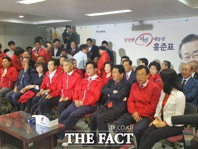 정우택 자유한국당 상임중앙선대위원장(앞줄 오른쪽에서 네번째) 등 선대위 관계자들이 9일 서울 여의도 당사에서 지상파 3사의 출구조사를 기다리고 있다. /여의도=신진환 기자