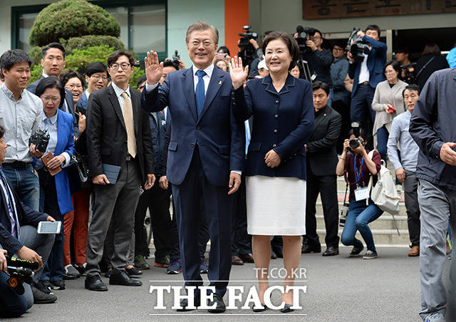 문재인 신임 대통령은 정권인수 준비기간 없이 중앙선거관리위원회에서 당선증을 발부받는 10일부터 즉각 임기를 개시하게 된다. /임영무 기자