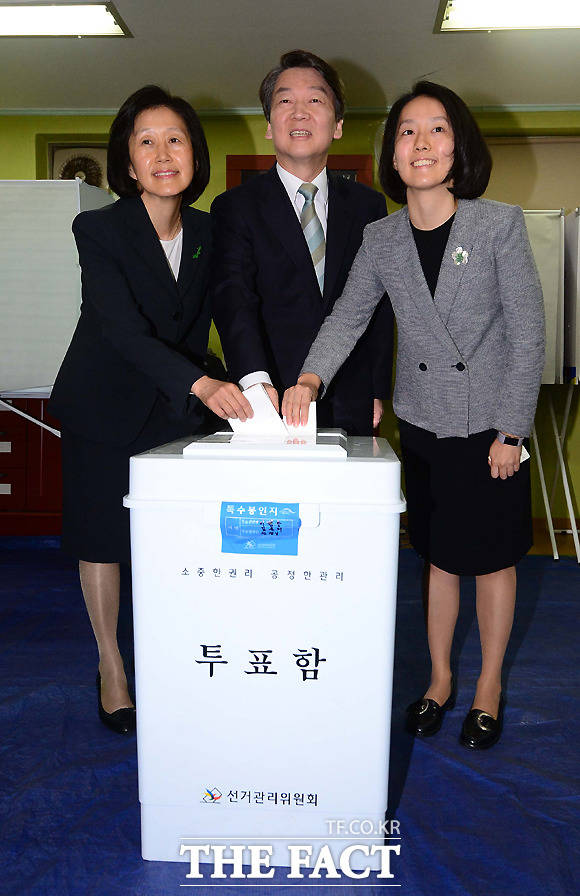 안철수 국민의당 대선후보(가운데)가 제19대 대통령선거일인 9일 서울 노원구 상계동 제7투표소에서 아내 김미경씨(왼쪽), 딸 설희씨(오른쪽)와 함께 투표하고 있다. /이새롬 기자