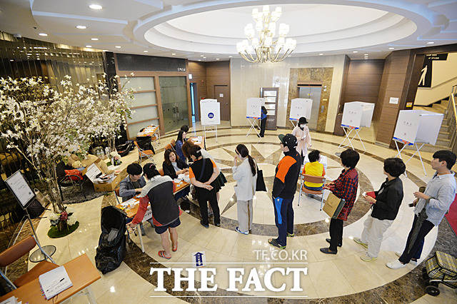 제19대 대통령 선거가 9일 전국적으로 실시된 가운데 서울 중곡동의 한 웨딩홀에 마련된 중곡4동 제7투표소에서 유권자들이 투표하고 있다. /문병희 기자
