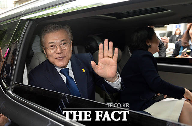 인수인계 기간이 없이 뽑힌 신임 대통령인 문재인 당선인은 새 정부를 구성할 때까지 상당수의 박근혜 정부 출신 각료들과 불편한 동거를 해야할 예정이다. /임영무 기자