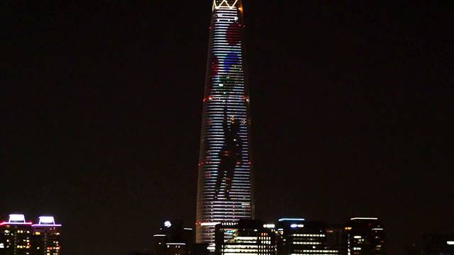 MBC는 롯데월드타워 외벽에 대형 스크린을 설치, 선거정보를 전달한다. /MBC 제공