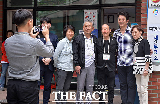 배우 정준호가 투표 후 투표소 관계자들과 기념촬영을 하고 있다.