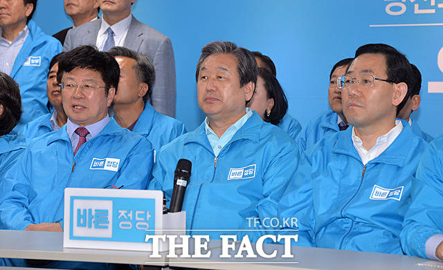 차분히 선거 개표방송 지켜보는 바른정당 이종구 정책위의장, 김무성, 주호영 공동선대위원장(왼쪽부터)