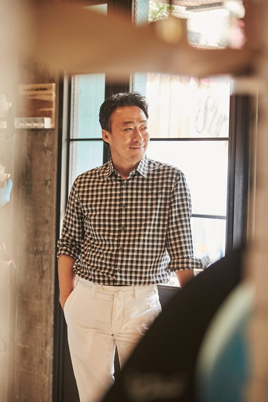 배우 이성민은 더팩트와 인터뷰에서 영화 보안관 출연 배우들을 기장 어벤져스라고 표현했다. /보안관 측 제공