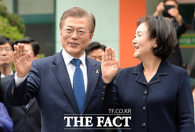 문재인 더불어민주당 대선후보가 9일 오후 8시 투표 마감과 함께 공개된 지상파3사 출구조사 결과에서 41.4.% 예상득표율로 1위를 기록했다. 사진은 이날 오전 은평구 홍은2동 제3투표소에서 투표를 마친뒤 부인 김정숙 여사와 손을 흔들고 있는 모습./임영무 기자