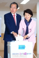 [TF포토] 긴장된 표정으로 부인과 함께 투표하는 홍준표