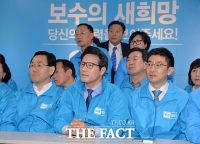 [TF포토] '방송3사 출구조사 바라보는 바른정당'