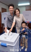 [TF포토] 투표하는 정준호-이하정 부부, '소중한 한표 행사하세요'