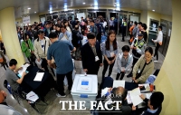 [TF포토] 77% 넘은 투표율…'개표를 준비하는 투표함 행렬'