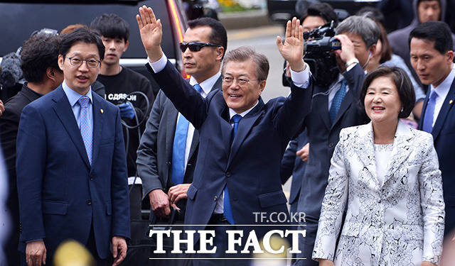 문재인 대통령이 10일 오후 서울 종로구 청와대로 들어서며 지지자들과 인사하고 있다. /이덕인 기자
