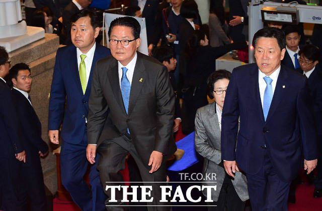 김관영 국민의당 의원과 박지원 대표, 주승용 원내대표(왼쪽부터)