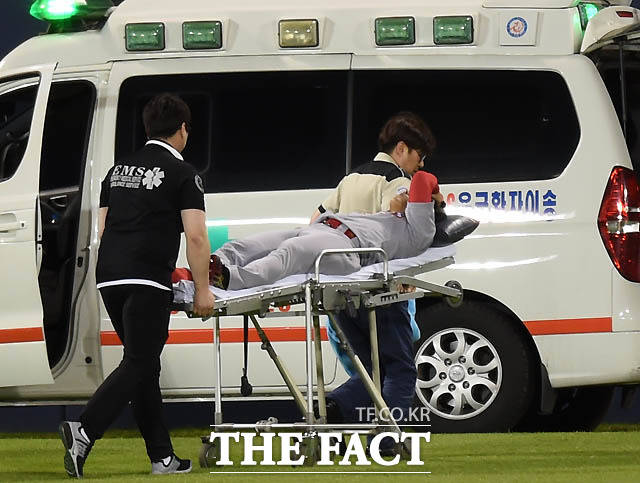 SK 조용호가 5회말 2사 두산 양의지의 안타성 타구를 쫓다 착지 과정에서 발목을 부상을 당한 뒤 앰뷸런스를 통해 병원으로 이송되고 있다.