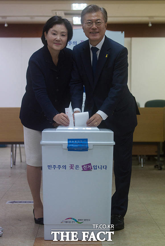 대통령선거일인 9일, 문 후보는 부인 김정숙 여사와 함께 홍은동 투표소를 찾아 투표했다.