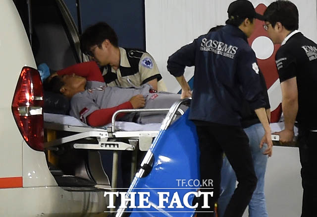SK 조용호가 5회말 2사 두산 양의지의 안타성 타구를 쫓다 착지 과정에서 발목을 부상을 당한 뒤 앰뷸런스를 통해 병원으로 이송되고 있다.