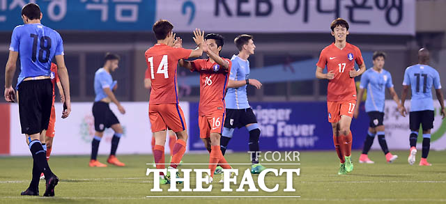 한국이 2-0으로 우루과이에 승리를 거둔 가운데 경기 종료 후 선수들이 기뻐하고 있다.