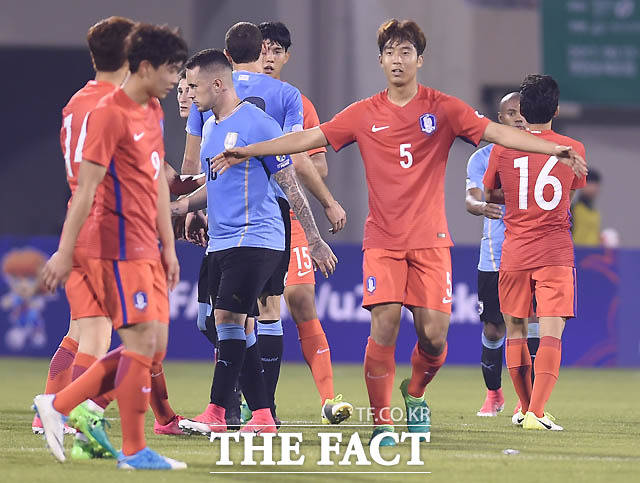 한국이 2-0으로 우루과이에 승리를 거둔 가운데 경기 종료 후 선수들이 기뻐하고 있다.