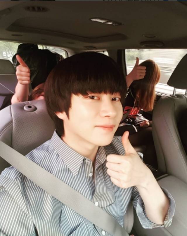 김희철 투표 논란 후 일상 사진 공개. 방송인 김희철이 4일 사전투표 당시 공개된 사진으로 투표한 후보가 공개돼 논란이 일고 있다./김희철 인스타그램 캡처