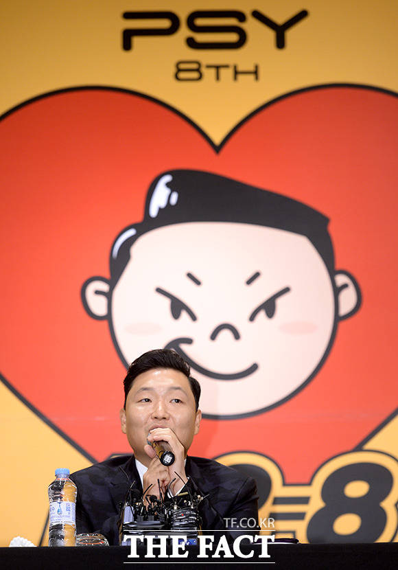 지난 10일 오후 8집 앨범 PSY 8TH 4X2=8 발매 기념 기자간담회에서의 싸이. PSY 8TH 4X2=8에는 타이틀곡 아이 러브 잇과 뉴페이스를 비롯해 싸이 특유의 익살스러움과 에너지가 담긴 총 10곡이 수록됐으며 이성경과 태양, BOBBY, G-DRAGON 등의 화려한 피쳐링으로 완성도를 높였다. /임세준 기자