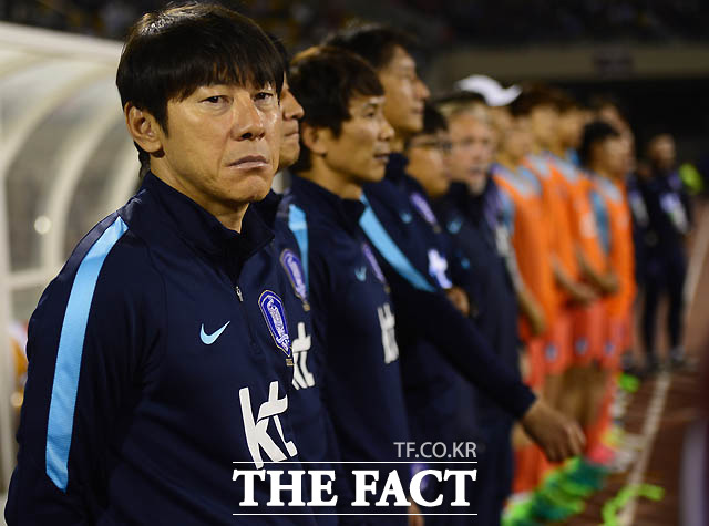 한국 신태용 감독이 경기에 앞서 그라운드를 둘러보고 있다.