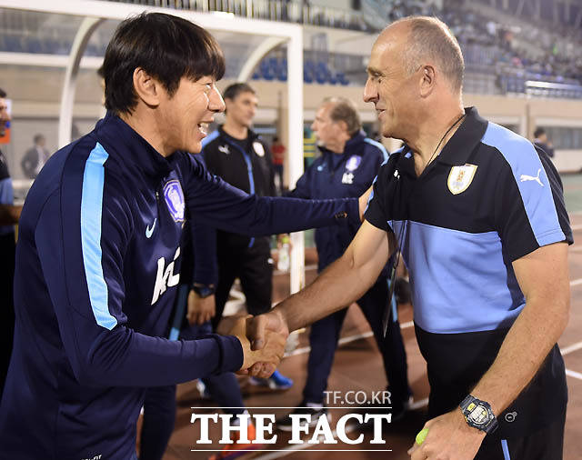 한국 신태용 감독과 우루과이 코이토 감독이 경기 전 악수를 나누고 있다.
