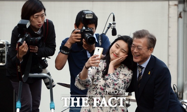 문재인 대통령은 임기 첫날부터 홍은동 사저 앞에 몰린 시민들과 인사를 나누고 셀카를 찍으며 소통하는 면모를 보였다. /임영무 기자