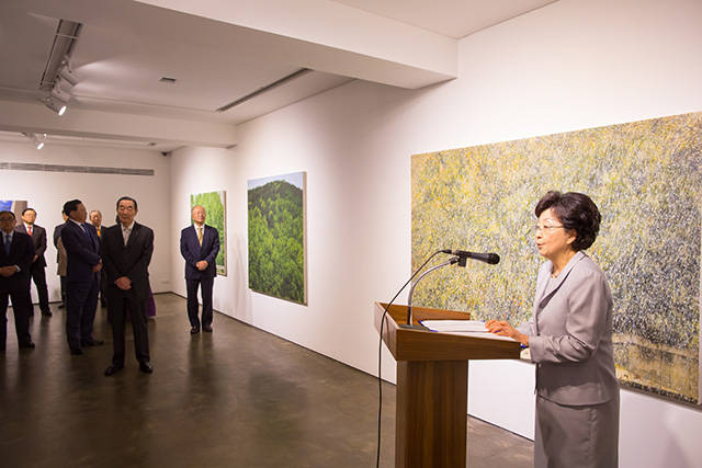 12일 서울 종로구 OCI미술관에서 OCI 창업주 이회림 회장의 탄신 100주년을 맞아 열린 기념전시회 그 집展 개막식에서 이수영 회장의 부인 김경자 OCI미술관 관장이 환영사를 하고 있다.