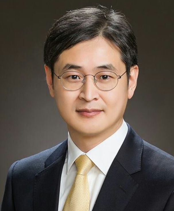 문재인 대통령이 부정부패 뿌리 뽑기에 나섰다. 문재인 대통령은 12일 청와대 직제개편에 따라 신설된 민정수석실 반부패비서관에 면도날 검사란 별칭이 붙은 박형철(49) 전 부장검사를 임명했다.  /사진=법류사무소 담박 누리집 갈무리