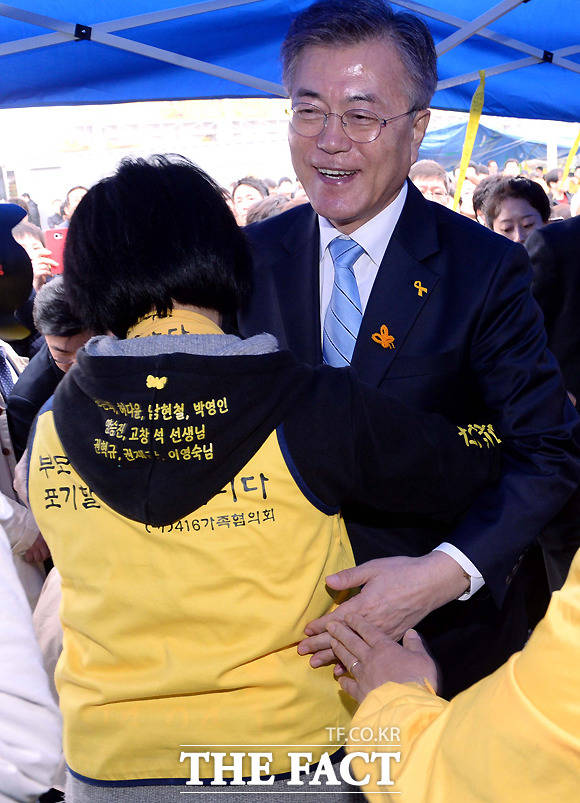 문재인 대통령이 12일 오후 한 포털사이트 세월호 참사 미수습자와 관련한 기사에 댓글을 단 사실이 뒤늦게 알려졌다. 사진은 지난 6일 민주당 대선후보 당시 전남 목포신항을 방문해 세월호 유가족들을 만나 이야기를 나눈뒤 포옹하는 모습. /이새롬 기자