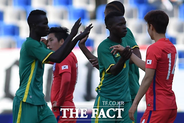 한국이 2-2로 세네갈과 비긴 가운데 경기 종료 후 양팀 선수들이 인사를 나누고 있다.