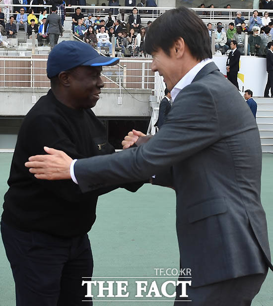 한국 신태용 감독과 세네갈 코토 감독이 경기 전 악수를 나누고 있다.