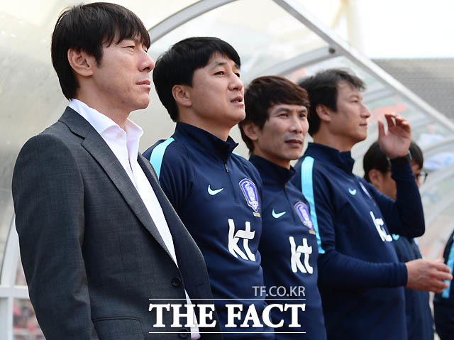 한국 신태용 감독과 코치가 경기 전 그라운드를 지켜보고 있다.