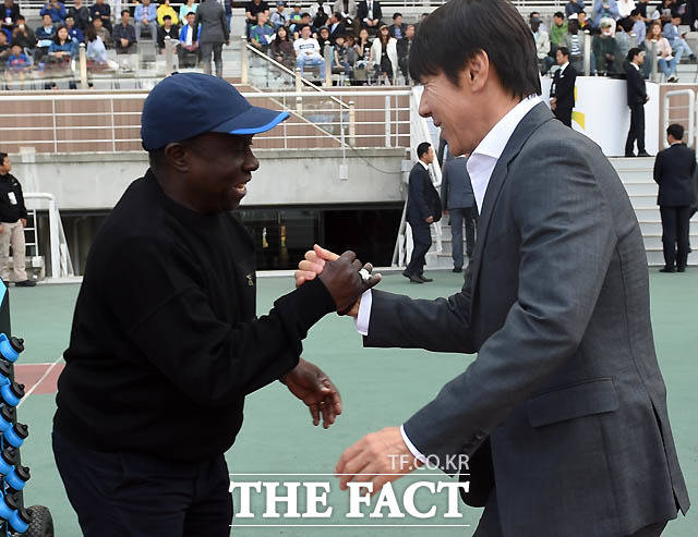 한국 신태용 감독과 세네갈 코토 감독이 경기 전 악수를 나누고 있다.