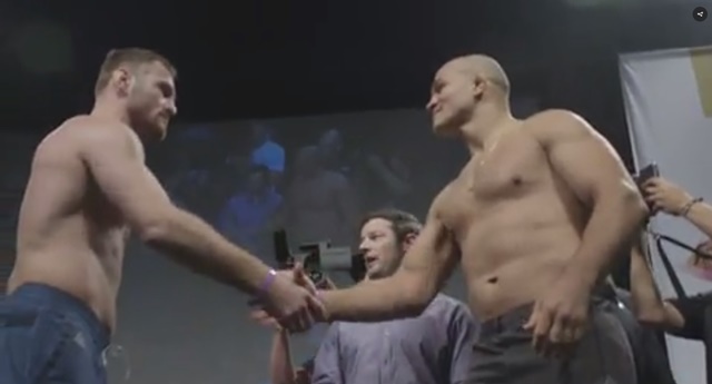 미오치치, 산토스 꺾다! 오른주먹 한방으로 V. 14일 미국 텍사스 주 댈러스 아메리칸 에어라인스 아레나에서 열린 UFC 211 헤비급 타이틀전에서 미오치치(왼쪽)가 도스 산토스를 1라운드만에 KO시켰다. /UFC 홈페이지 캡처