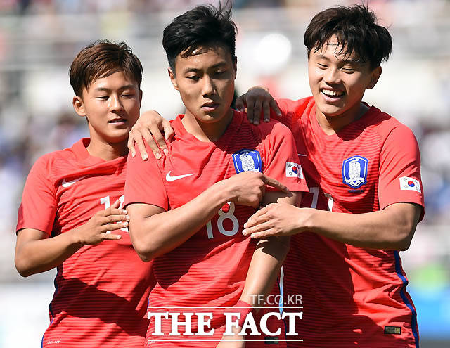 한국 백승호가 1-1 동점상황인 전반 앞서가는 추가골을 성공시키고 동료들과 환호하고 있다.